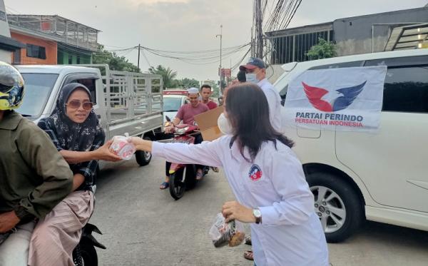 RPA Partai Perindo Bersama Bacaleg Berbagi Takjil di Simpang Tugu Gong Bolong Depok