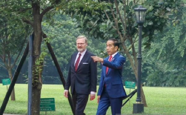 Presiden Jokowi Terima PM Ceko di Istana Bogor, Diwarnai Penanaman Pohon Kamper