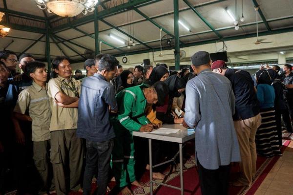 Jamaah masjid Raudhatul Jannah, Kebon Jeruk, Jakarta Barat menerima santunan dari MNC Peduli. (Foto: Dok iNews)