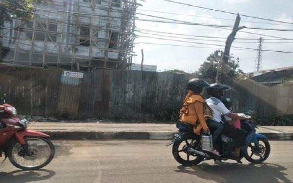 Satu keluarga membawa rantang menuju rumah orang tuanya pada Idul Fitri 2022 lalu. (Foto: Berli)