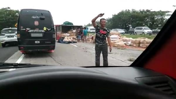 Kecelakaan Di Tol Cipali Hari Ini, Truk Buah Tergelincir Dan Tutup Jalur B