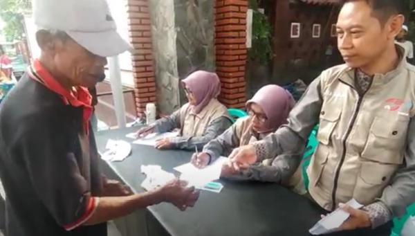 Seorang tukang becak menerima zakat dan sedekah dari Kades Mojokrapak, Jombang. (Foto: iNews)