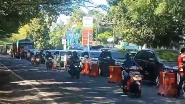 Antrean Pemudik Lalu lintas menuju Pelabuhan Gilimanuk, Jembrana Bali macet parah hingga mencapai lima kilometer, Rabu (19/4/2023). (Foto: Sudika).