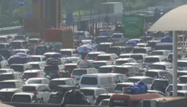 Ribuan Kendaraan Padati Gerbang Tol Cikampek Utama, Macet Hingga ...