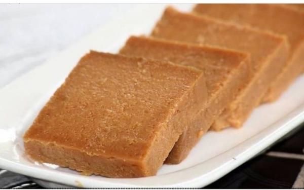 Kue lebaran khas Palembang lapan jam. (Foto: Instagram/@lapislegitpalembang)