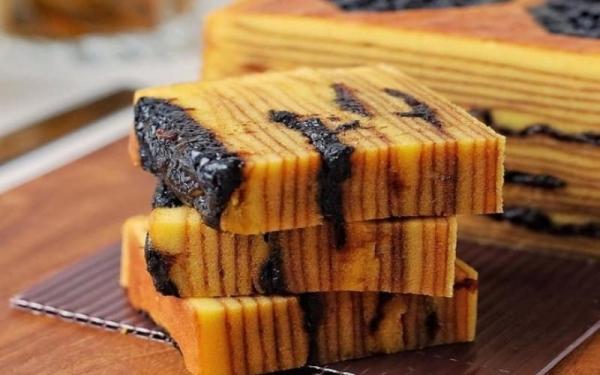 Kue lebaran khas Palembang lapis legit. (Foto: Instagram/@lapislegitpalembang)