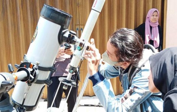 Amati Gerhana Warga mengamati gerhana di JAC. (Foto : Antara)