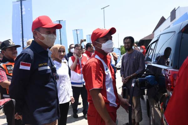 Menteri ESDM Arifin Tasrif bersama Dirut Pertamina Nicke Widyawati meninjau pengisian BBM saat kunker pasokan BBM Idulfitri di SPBU KM 456A Tol Trans Jawa, Semarang, Jawa Tengah pada Rabu (19/4/2023). (Foto: dok Pertamina)