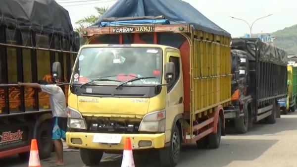 Ratusan truk bermuatan tujuan Pulau Sumatera masih terjebak antrean panjang di jalur menuju pelabuhan Pelindo II Ciwandan. (Iskandar Nasution/MNC Portal_