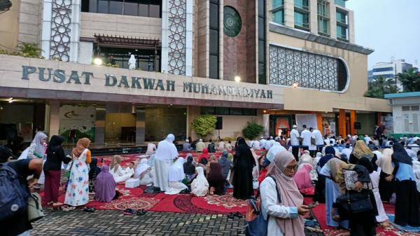 Warga Ramaikan Salat Id di Pusat Dakwah Muhammadiyah Jakarta