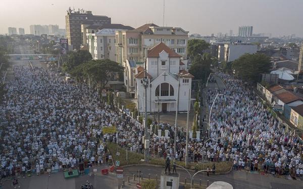 Ribuan umat Islam menunaikan sholat Idul Fitri 1444 Hijriah. (Foto: Antara)