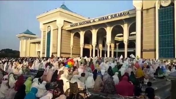 Penuh, Jemaah Salat Idul Fitri Masjid Al Akbar Surabaya Membeludak ...