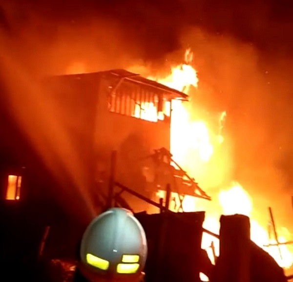 Ratusan Rumah Warga di Penjaringan Dilalap Api di Malam Takbiran  