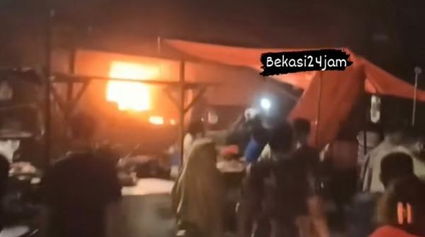 Kebakaran Pasar Pondok Gede saat Malam Takbiran, 2 Ruko Hangus