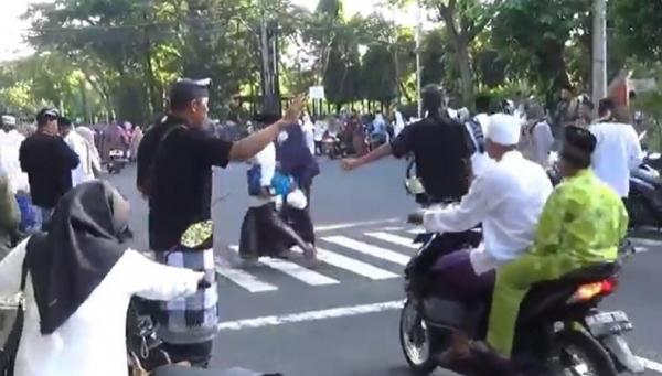 Salat Id Pecalang Pecalang di Lapangan Lumintang Denpasar, Sabtu (22/4/2023), (Foto: Indira Arri)