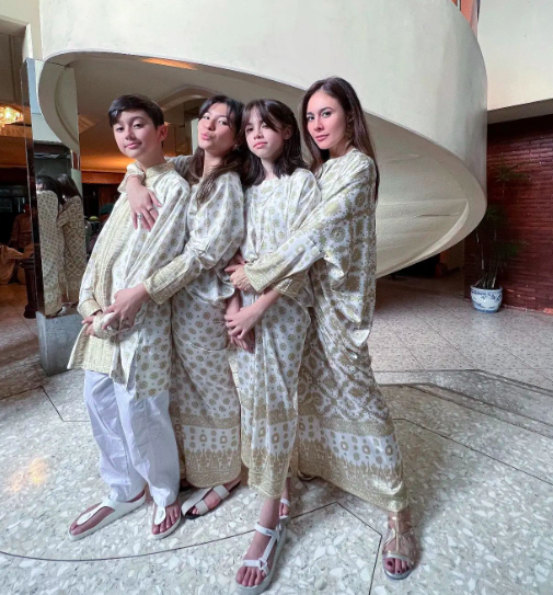 Potret cantik Wulan Guritno saat Lebaran. (foto: Instagram)