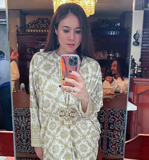 Potret cantik Wulan Guritno saat Lebaran. (foto: Instagram)