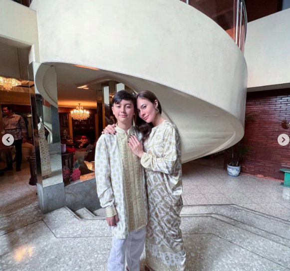 Potret cantik Wulan Guritno saat Lebaran. (foto: Instagram)