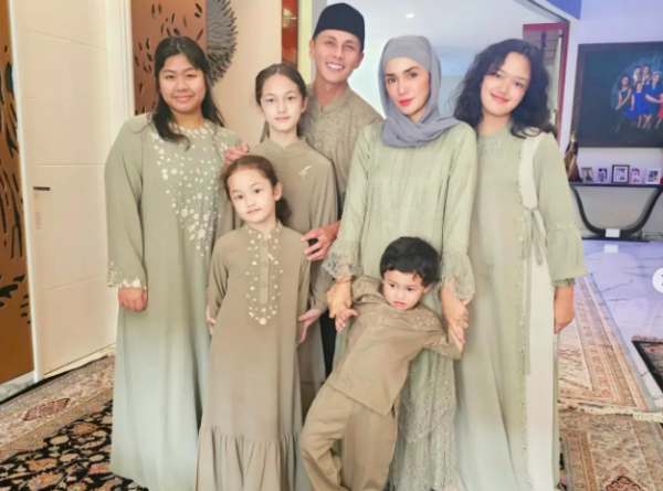 Ussy Sulistiawaty Artis belikan baju Lebaran anak yang mahal. (foto: instagram)