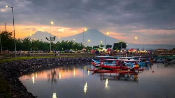 Destinasi wisata di Jawa Timur pantai boom banyuwa Destinasi wisata di Jawa Timur, salah satunya Pantai Boom Banyuwangi. (Foto instagram @bwi.story)