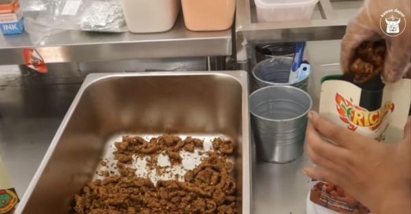 Pria bernama Adi sukses berjualan kulit ayam crispy hingga 1.000 bungkus per hari setelah pernah merugi Rp200 juta. (Foto: YouTube kawan dapur)