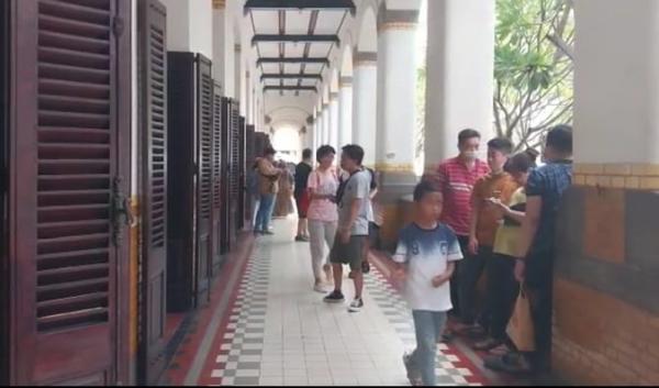 Pengunjung saat menikmati suasana liburan Lebaran di Lawang Sewu Semarang, Minggu (23/4). (Ikhsan Permana SP)