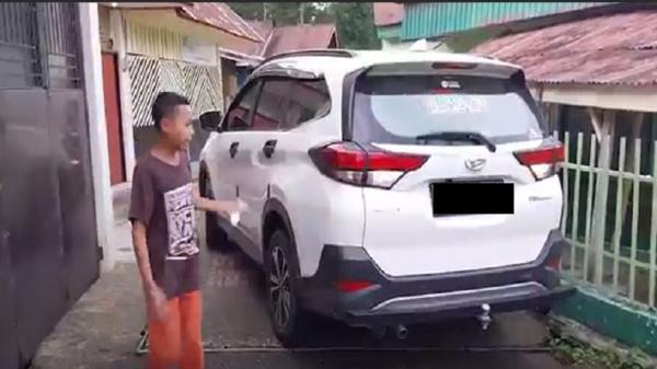 Bantu Pemudik Nyasar gegara Google Maps Bantu Pemudik Nyasar gegara Google Maps, Remaja di Jalan Tikus dapat Cuan Ratusan Ribu (Foto: iNews/Wahyu Sikumbang)