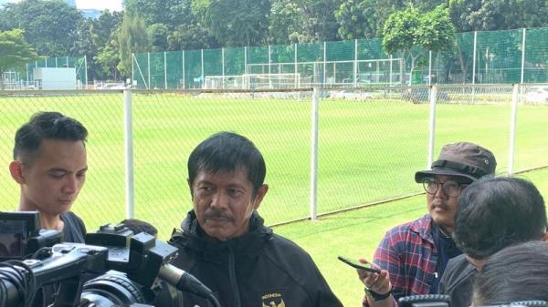 Pelatih Timnas Indonesia U-22, Indra Sjafri melatih anak asuhnya di Lapangan B Senayan, Jakarta, Senin (24/4/2023) sebelum terbang ke Kamboja untuk mengikuti SEA Games 2023. (Foto: MPI/Andika Rachmansyah)