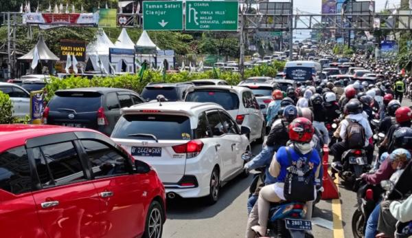 Jalur Puncak Berlaku Satu Arah Sore Ini