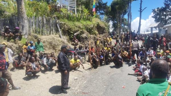 Warga Kampung Bilogai Kabupaten Intan Jaya, Papua Tengah berkumpul untuk mengusir Kelompok Separatis Teroris (KST) atau dikenal Kelompok Kriminal Bersenjata (KKB). (Foto: Pendam Cenderawasih).