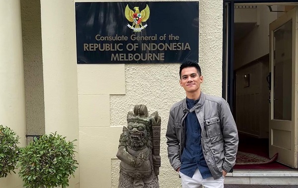 Rivi di Depan KJRI Melbourne Rivi di Depan KJRI Melbourne untuk mengikuti salat Eid (Dok. Rivi Satrianegara)