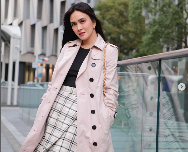 Artis cuci piring dan bersih-bersih di rumah. (Foto: instagram)