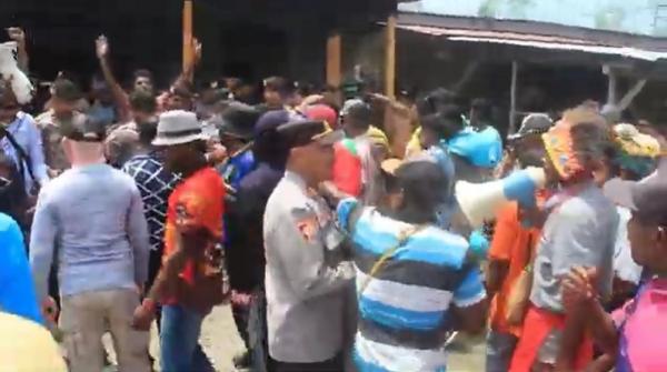 Demonstrasi di Kantor Pemilihan Anggota Majelis Rakyat Papua (MRP) Barat Daya diwarnai kericuhan, Rabu (26/4/2023). (Foto: Chanry Andrew).