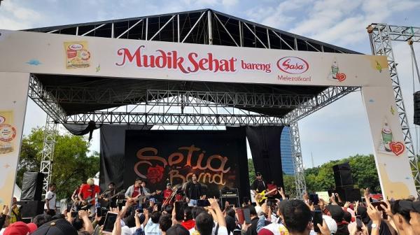 Sebelum berangkat ke kampung halaman, ribuan pemudik dihibur dengan penampilan Setia Band. (Foto: MPI/Jack Newa)