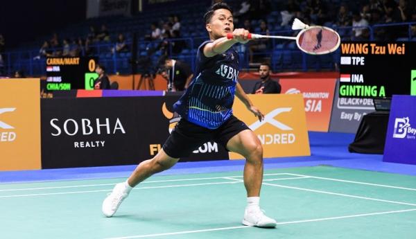 Presiden Joko Widodo memberikan selamat kepada tunggal putra Indonesia Anthony Sinisuka Ginting usai juara Badminton Asia Championships 2023. Ini merupakan gelar juara Asia perdana bagi Ginting. (foto: PBSI)
