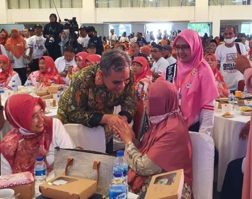 Wakil Ketua MPR Ahmad Muzani menyalami peserta Reuni Akbar Alumni SMP Ihsaniyah Tegal. (Foto: ist)