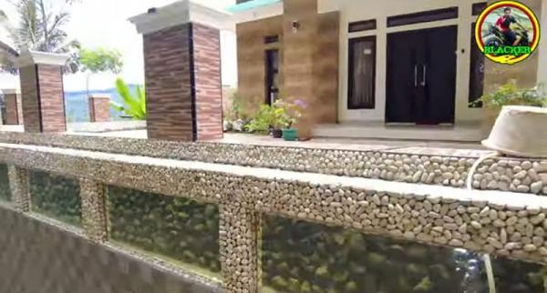 Viral, Rumah Unik dengan Pagar Aquarium, seperti Ini Suasananya!