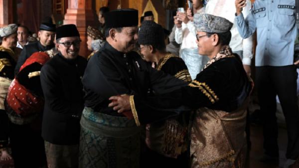Prabowo di Sumbar Prabowo Subianto menghadiri acara Batagak Gala Wakil Menteri Tenaga Kerja dan Transmigrasi Afriansyah Noor yang ditunjuk menjadi Datuk Rajo Basa. (Foto: Istimewa).