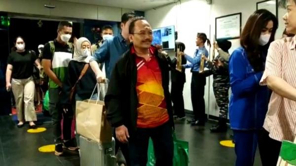 PENUMPANG HUSEIN ANGKLUNG Penumpang arus balik penerbangan terakhir semringah disambut musik angklung TNI-Polri di Bandara Husein Sastranegara. (FOTO: Humas Polda Jabar)