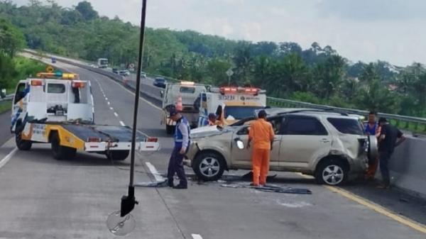Gegara Pecah Ban, Mobil Tabrak Pembatas Jalan di Tol Semarang-Solo