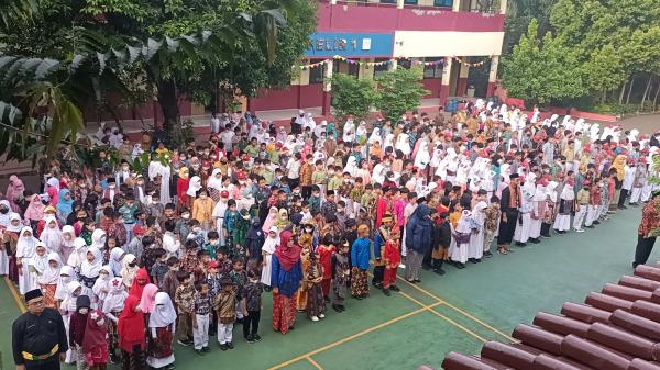 Siswa SD di Depok menggelar upacara (Foto: Refi Sandi)