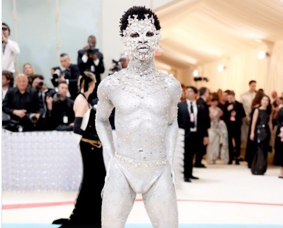 Lil Nas X Artis Paling Nyeleneh di Met Gala 2023. (foto: Twitter)