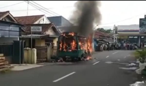 bus_terbakar_di_cilacap