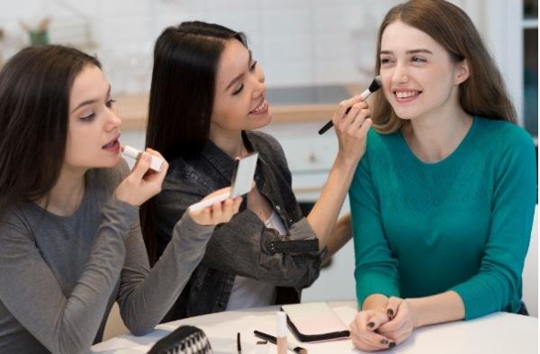 Ilustrasi komunitas yang berbagi cerita tentang masalah kulit. (Foto: Ilustrasi/istimewa)