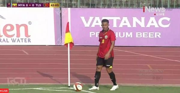 Pemain Timor Leste U-22, Mouzinho mengambil sepakan sudut saat melawan Myanmar pada laga Grup A SEA Games 2023 di Olympic Stadium, Phnom Penh, Selasa (2/5/2023). (Foto: RCTI+)