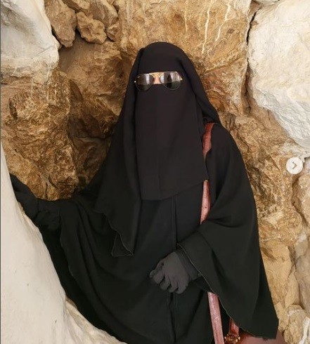 Umi Pipik Artis yang pakai cadar (foto: Instagram)