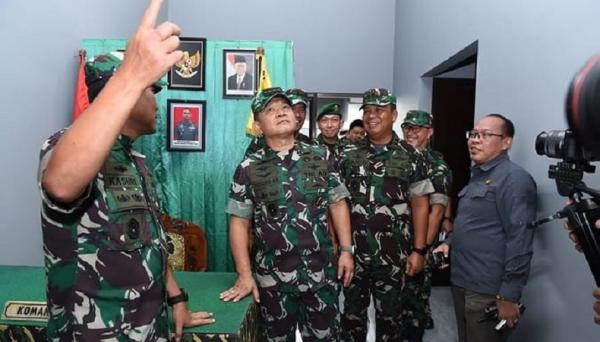 ksad dudung Kepala Staf Angkatan Darat (KSAD) Jenderal TNI Dudung Abdurachman meninjau pembangunan asrama Yonif Mekanis 516/CY. (Foto dok Dispenad).