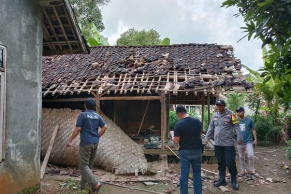  Suami Istri di Ciemas Sukabumi Dituduh Jadi Dukun Santet, Rumahnya Dirusak Warga 