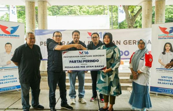 Peduli UMKM, Partai Perindo Bagikan Gerobak ke Pedagang Bakso dan Mi Ayam