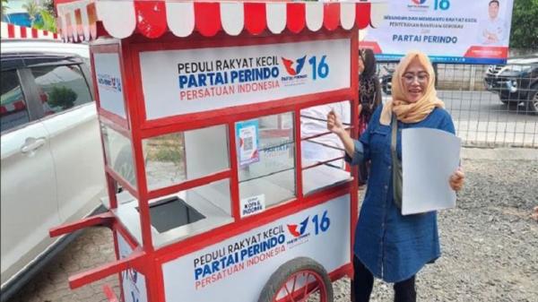 Dapat Bantuan Gerobak Partai Perindo, Warga Kembangan Ini Semangat Lagi Berjualan